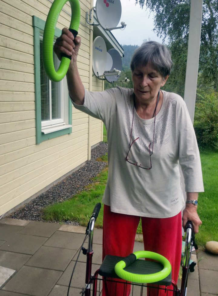 leichte Übungen mit smovey Ringen mit Rollator